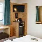 מלון דירות Hubertus Wellness & Breakfast 3*