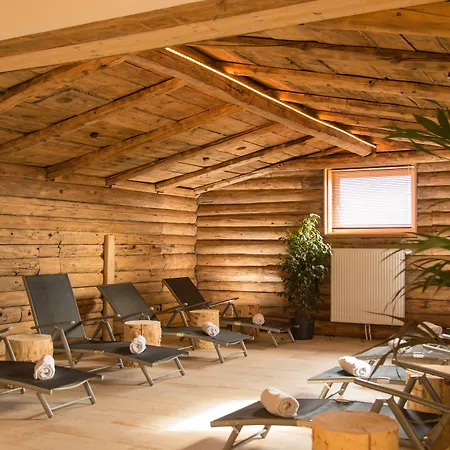 Hubertus Wellness & Breakfast アパートホテル 3*